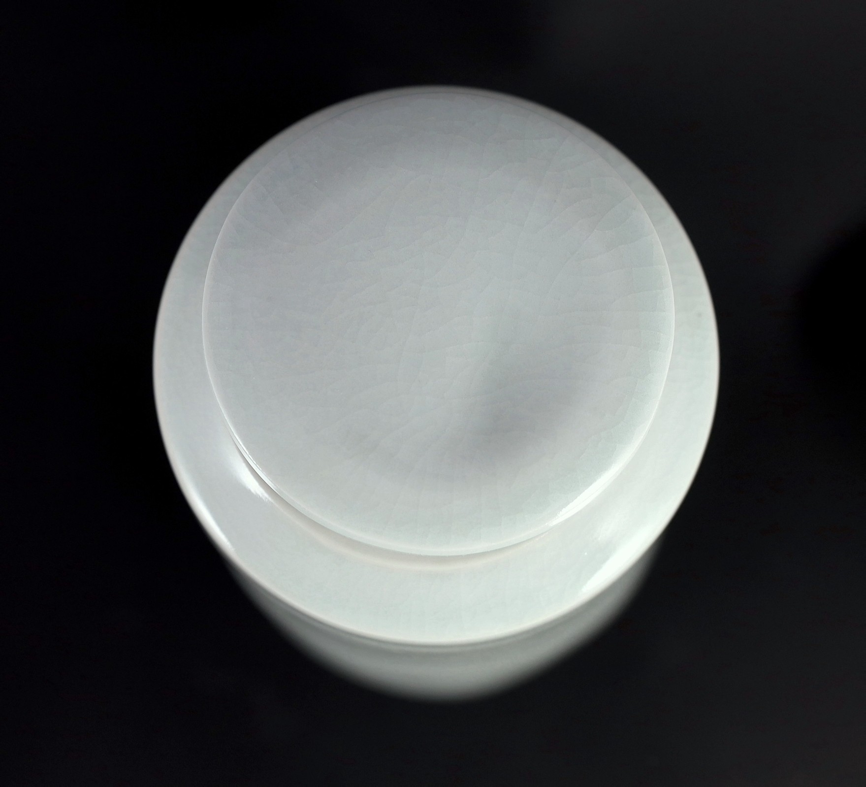 Edmund de Waal (b.1964) a tall porcelain lidded jar, c.1993, 33.4cm high